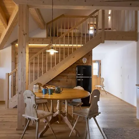 Apartment Singer *